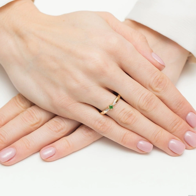 Pierścionek W0469 Szmaragd 0,15ct żółte złoto