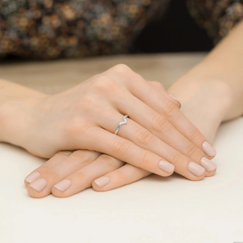 Pierścionek W0602 z diamentami białe złoto