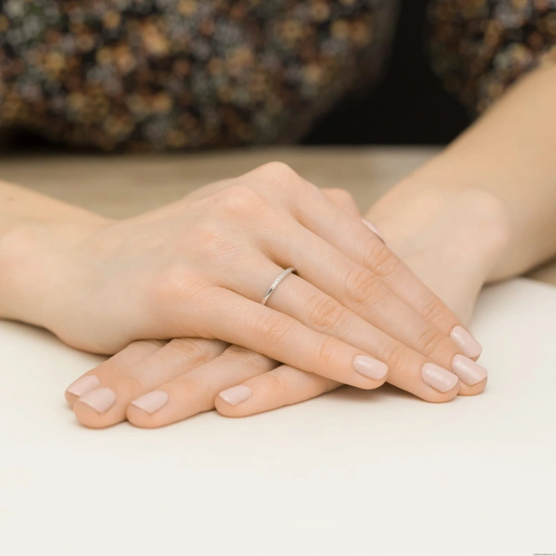 Pierścionek W0607 z diamentami białe złoto