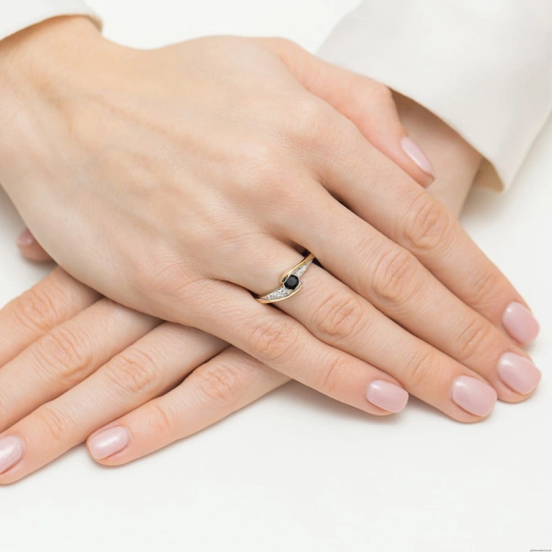 Pierścionek W0618 Czarny Diament 0,30ct żółte złoto