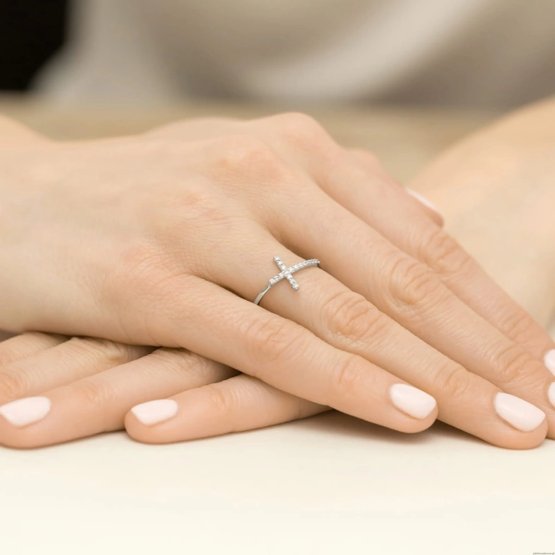 Pierścionek W0636 z diamentami białe złoto