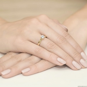 Pierścionek W074 Biały Szafir 0,60ct żółte złoto