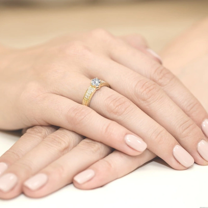 Pierścionek W075 Biały Szafir 0,60ct żółte złoto