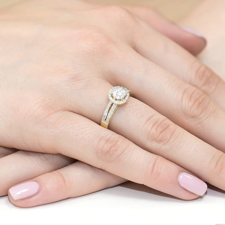 Pierścionek W087 Biały Szafir 0,60ct żółte złoto