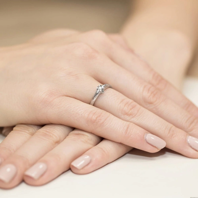 Pierścionek W088 Bryltany 0,05ct białe złoto