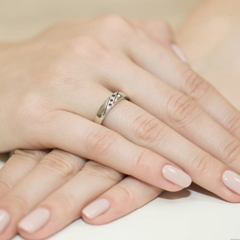 Pierścionek W0118 z czarnymi diamentami białe złoto