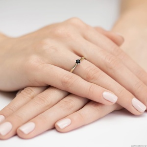 Pierścionek W335 Czarny Diament 0,20ct żółte złoto