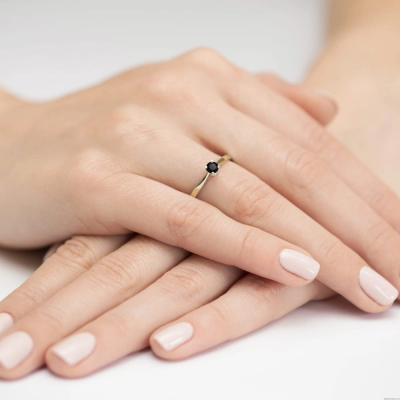 Pierścionek W335 Czarny Diament 0,20ct żółte złoto