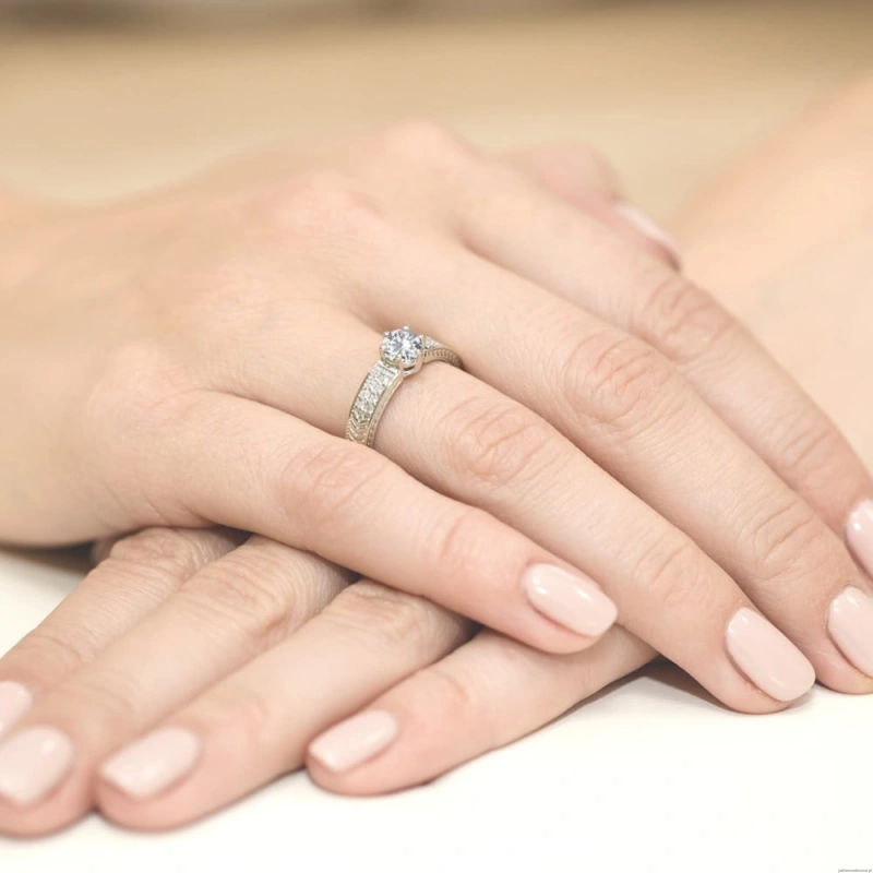 Pierścionek W075 Biały Szafir 0,60ct białe złoto