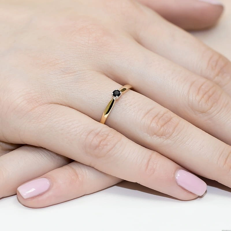 Pierścionek W045 Czarny Diament 0,12ct żółte złoto