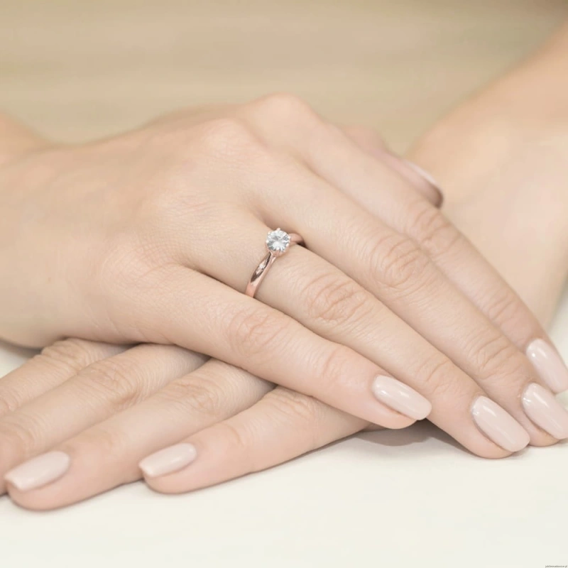 Pierścionek W074 Biały Szafir 0,60ct różowe złoto