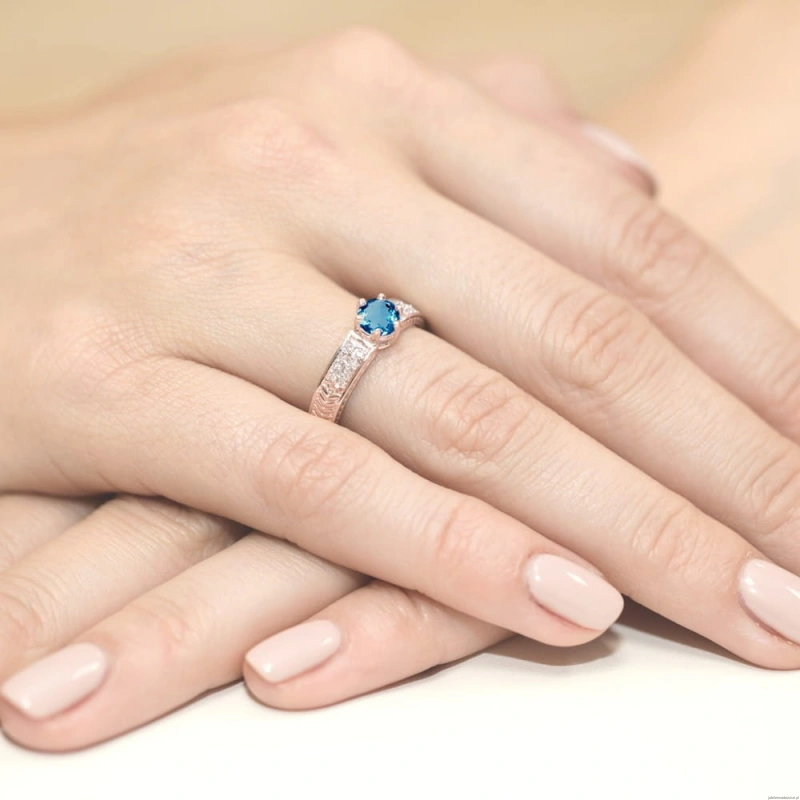 Pierścionek W075 Topaz London Blue 0,50ct różowe złoto