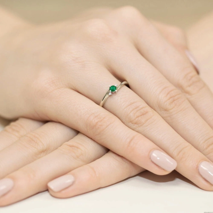 Pierścionek W346 Szmaragd 0,15ct białe złoto