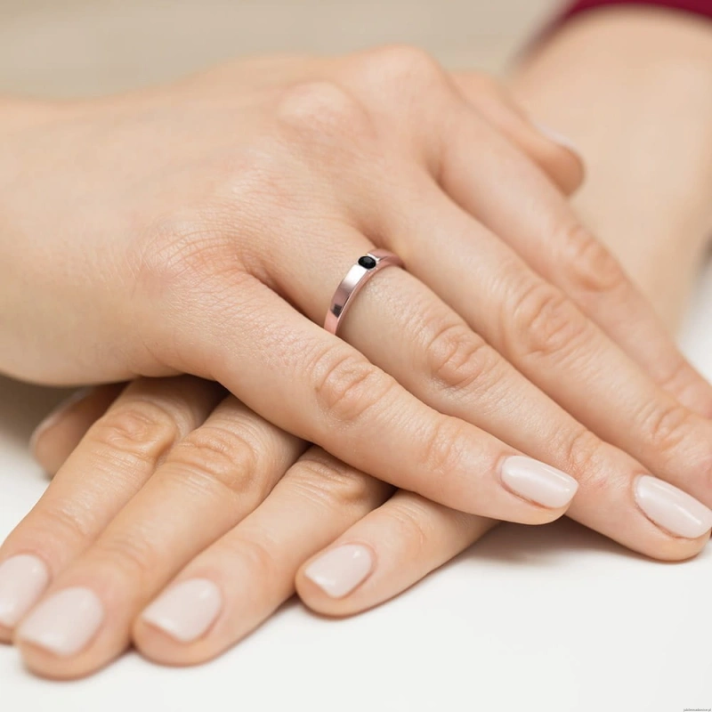 Pierścionek W432 Czarny Diament 0,12ct różowe złoto
