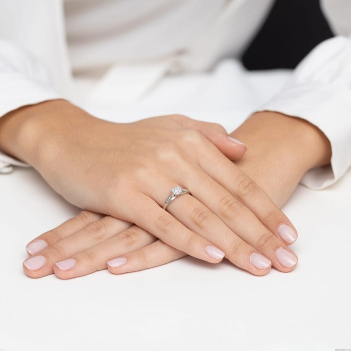 Pierścionek W0564 z diamentami białe złoto