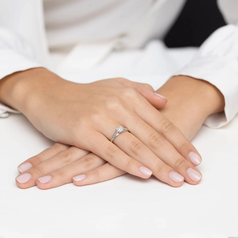 Pierścionek W0564 z diamentami białe złoto