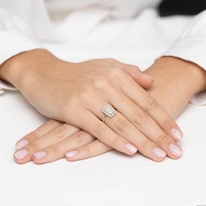 Pierścionek W0573 z diamentami żółte złoto