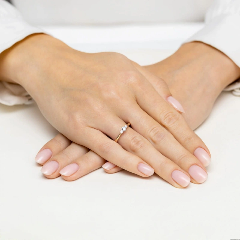 Pierścionek W0608 z diamentami żółte złoto