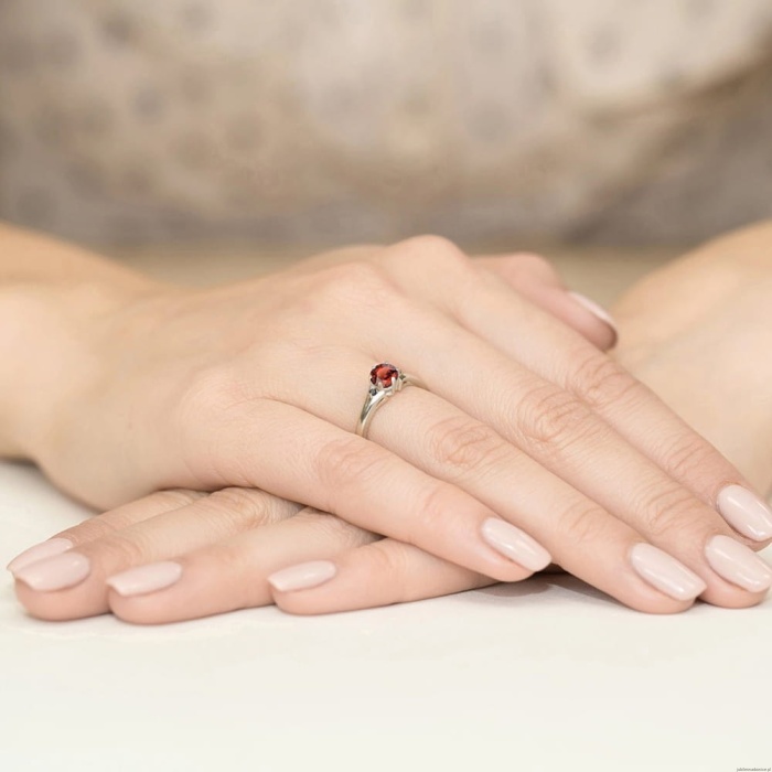 Pierścionek W0076 Granat 0,60ct białe złoto z czarnymi diamentami