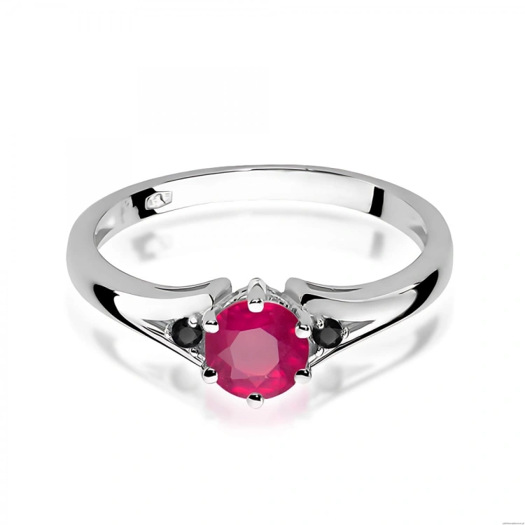 Pierścionek W0076 Rubin 0,60ct białe złoto z czarnymi diamentami