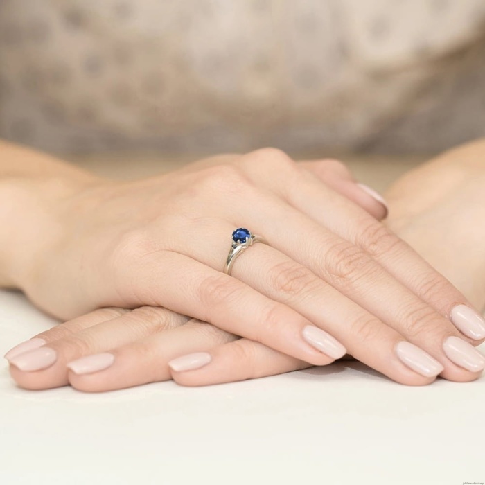 Pierścionek W0076 Szafir 0,50ct białe złoto z czarnymi diamentami