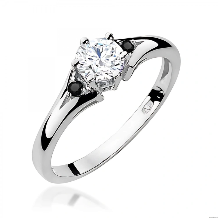 Pierścionek W0076 Biały Szafir 0,60ct białe złoto z czarnymi diamentami