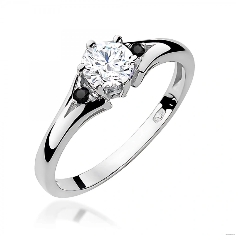 Pierścionek W0076 Biały Szafir 0,60ct białe złoto z czarnymi diamentami