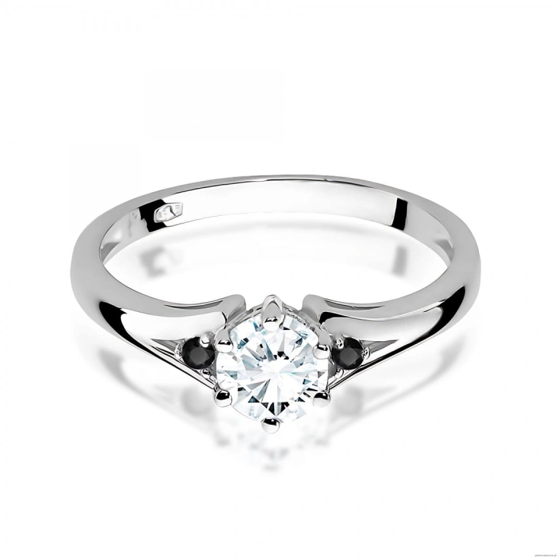 Pierścionek W0076 Biały Szafir 0,60ct białe złoto z czarnymi diamentami