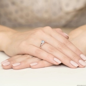 Pierścionek W0076 Biały Szafir 0,60ct różowe złoto z czarnymi diamentami