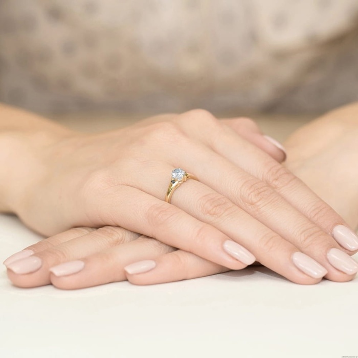 Pierścionek W0076 Biały Szafir 0,60ct żółte złoto z czarnymi diamentami