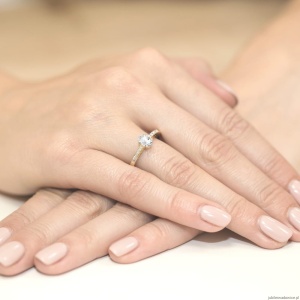 Pierścionek W067 Biały Szafir 0,50ct żółte złoto