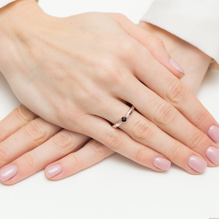 Pierścionek W0469 Czarny diament 0,12ct różowe złoto
