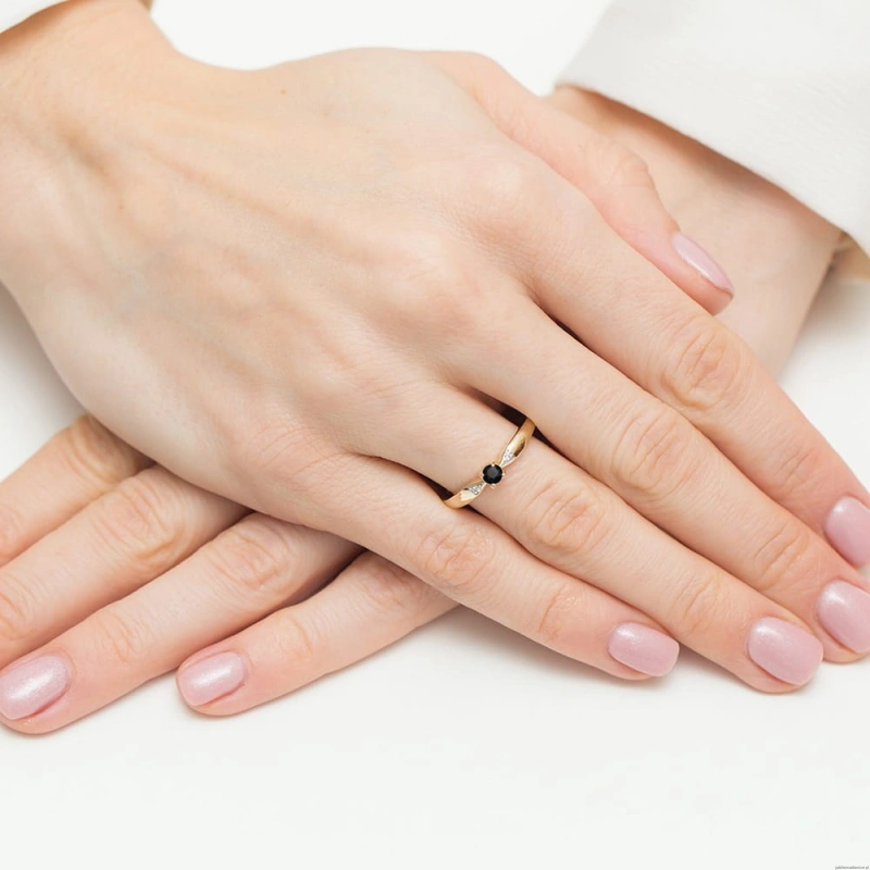 Pierścionek W0469 Czarny diament 0,12ct żółte złoto