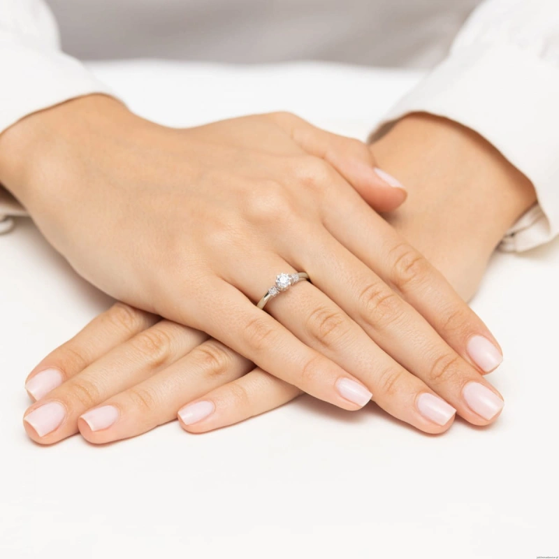 Pierścionek W0667 z diamentami białe złoto