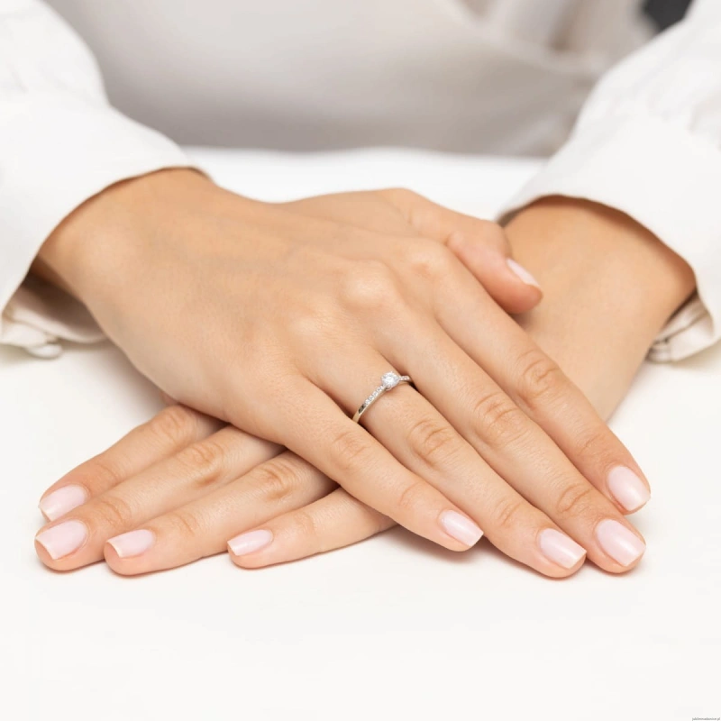 Pierścionek W0668 z diamentami białe złoto