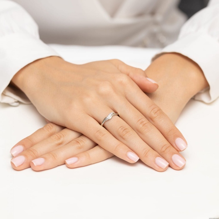 Pierścionek W0673 z diamentami białe złoto