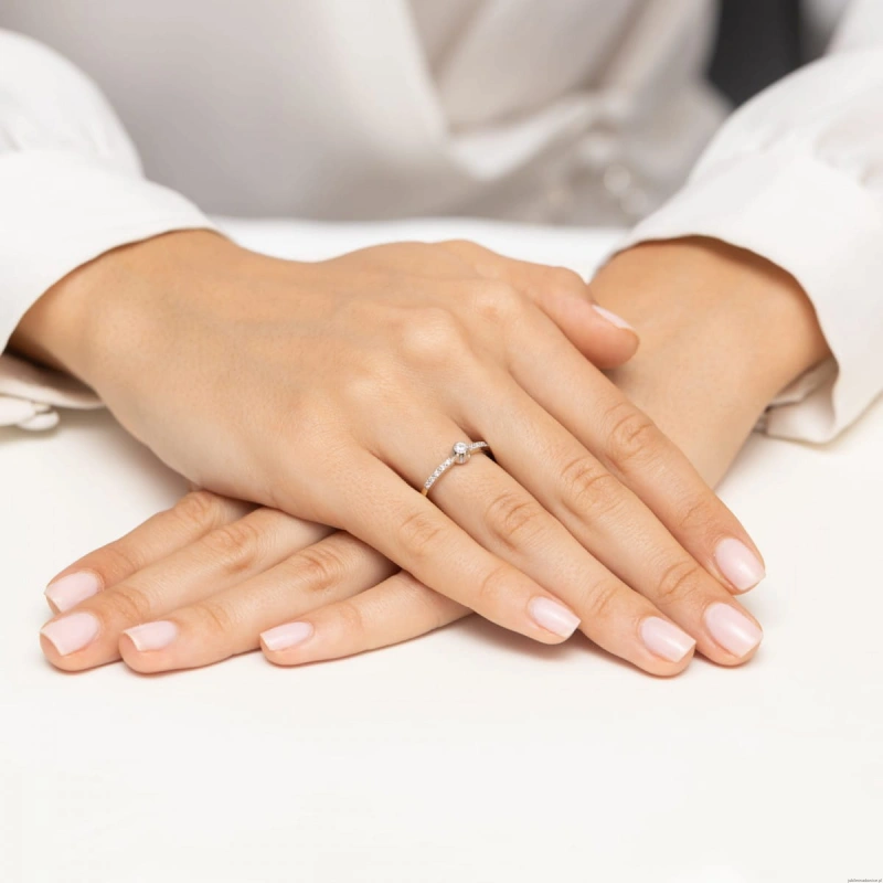 Pierścionek W0680 z diamentami żółte złoto