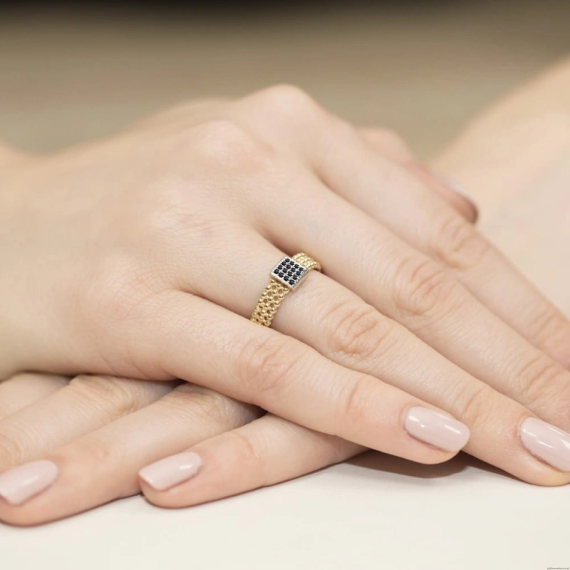 Pierścionek W353 z czarnymi diamentami żółte złoto