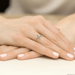 Pierścionek W0636 z czarnymi diamentami żółte złoto