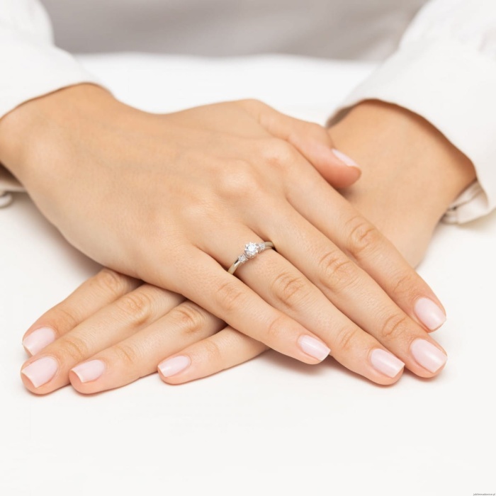 Pierścionek W0667 z diamentami laboratoryjnymi białe złoto