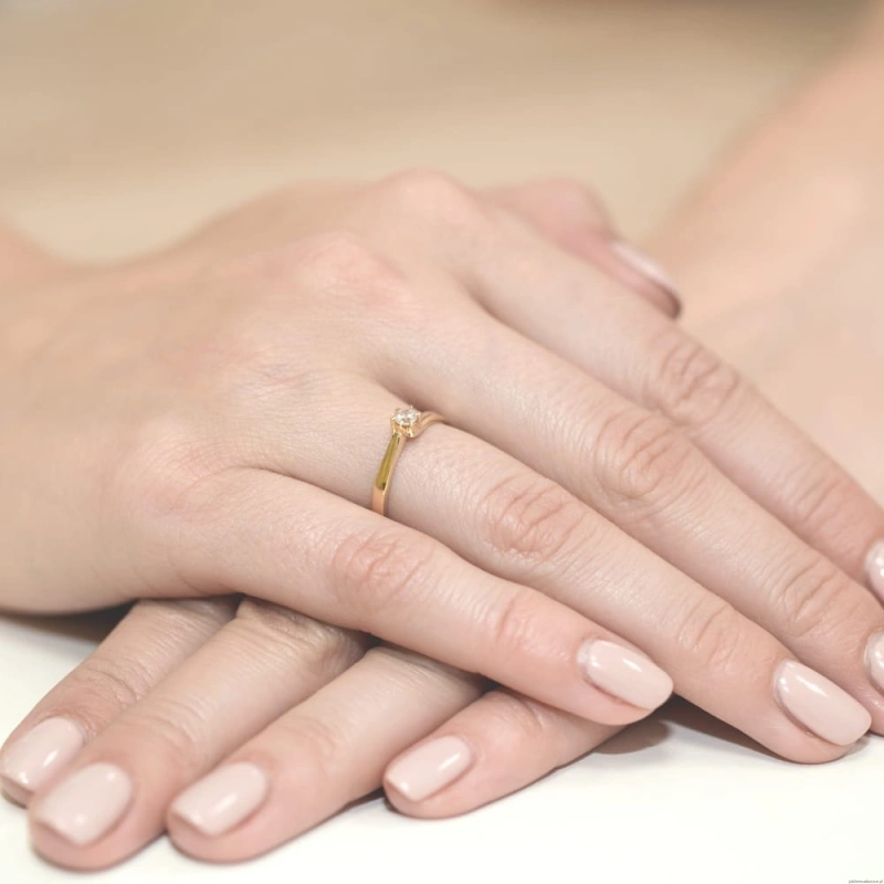 Pierścionek W0021 Diament 0,10ct Żółte złoto 375