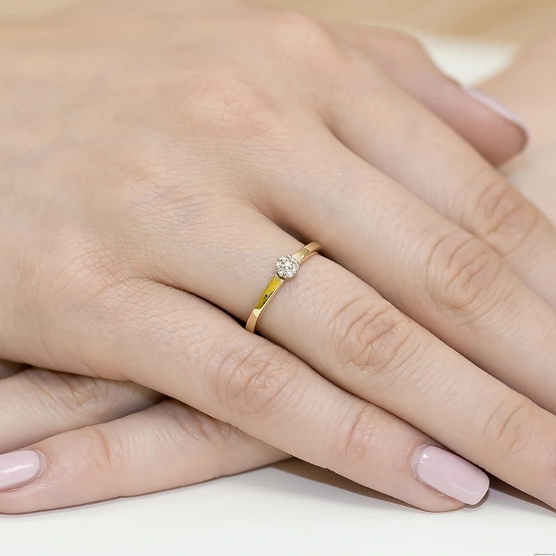 Pierścionek W0100 z diamentami Żółte złoto 375