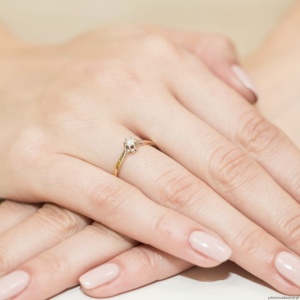 Pierścionek W0209 Diament 0,08ct Żółte złoto 375