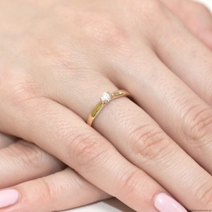 Pierścionek W0223 Diament 0,08ct Żółte złoto 375