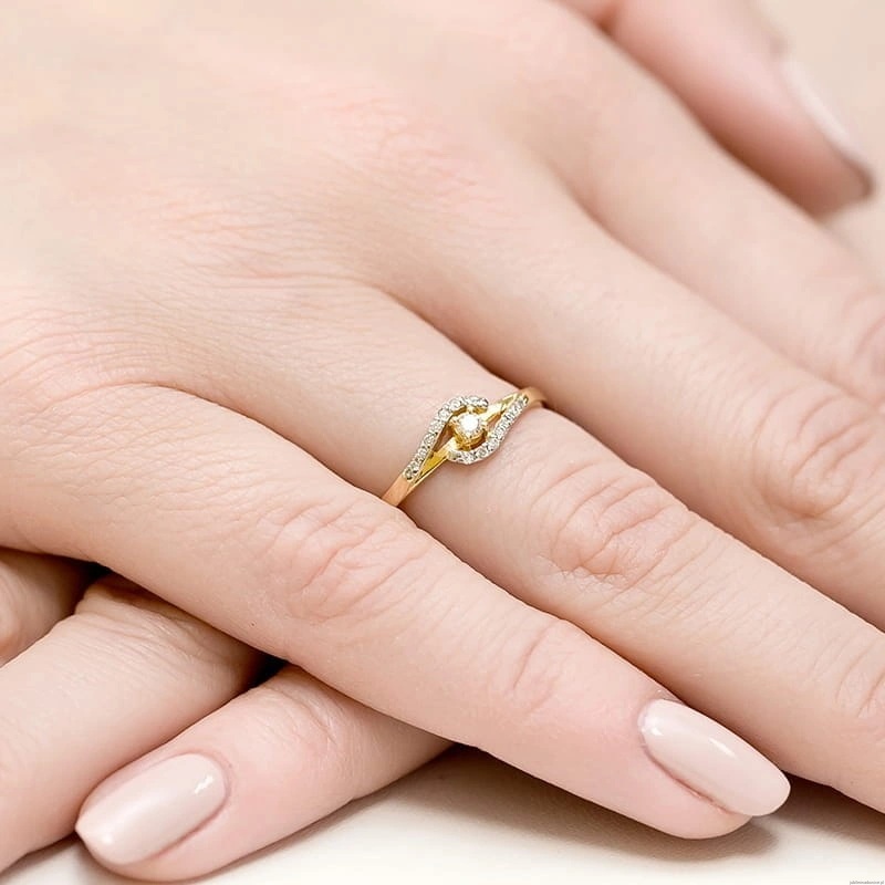 Pierścionek W0237 Diament 0,04ct Żółte złoto 375