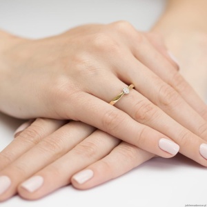 Pierścionek W0322 Diament 0,04ct Żółte złoto 375