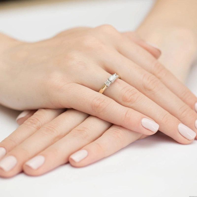 Pierścionek W0344 Diament 0,25ct Żółte złoto 375