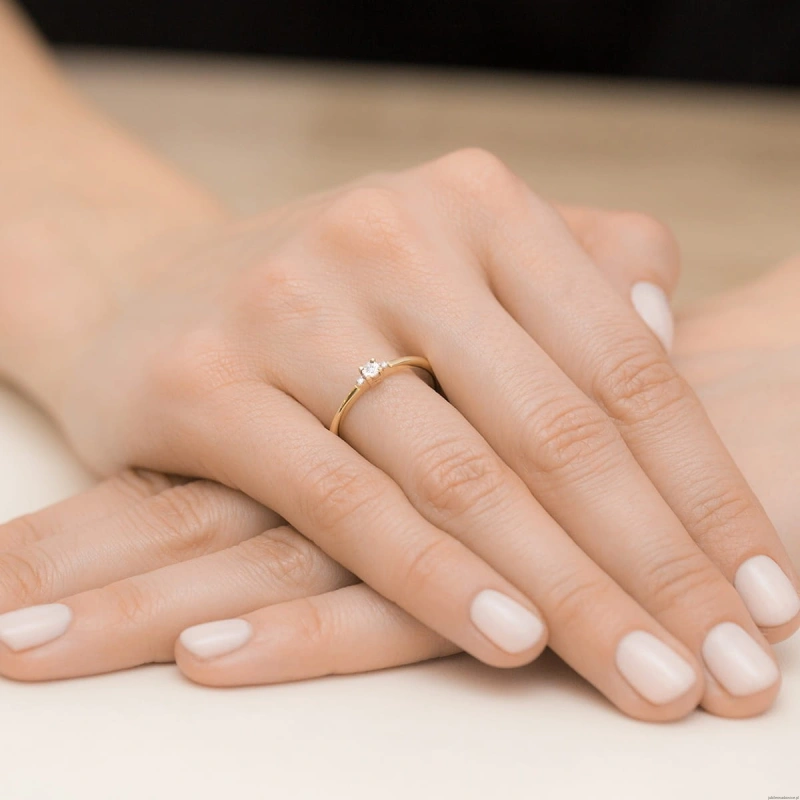 Pierścionek W0464 Diament 0,01ct Żółte złoto 375