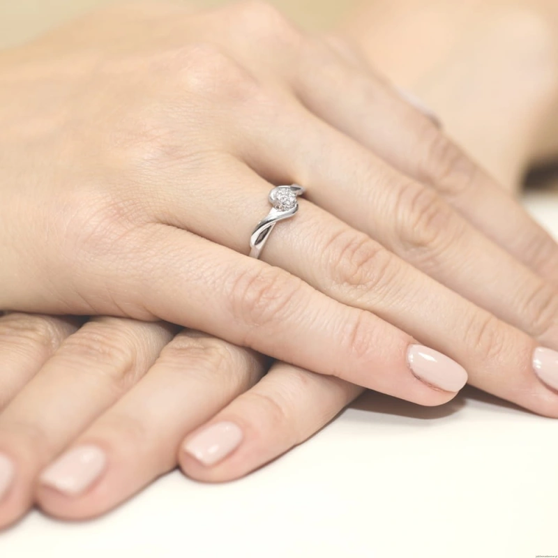 Pierścionek W0022 z diamentami Żółte złoto 375