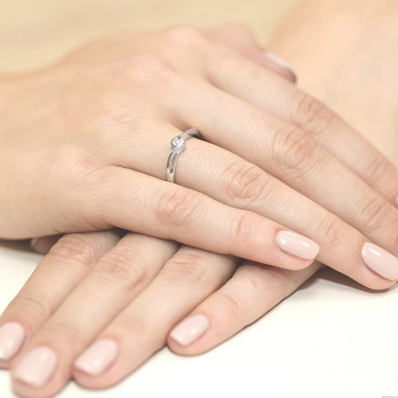 Pierścionek W0027 Diament 0,05ct Białe złoto 375